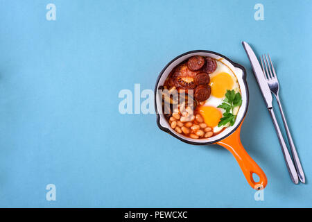 Traditionelles Englisches Frühstück, Essen auf den Tisch Eier, Würstchen, Bohnen, oben, flach Stockfoto