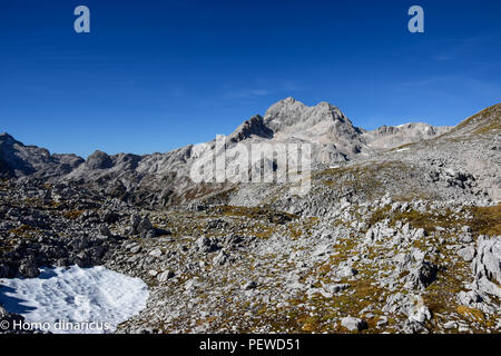 Triglav, mit einer Höhe von 2.863 Metern (9,395.2 ft), ist der höchste Berg in Slowenien und der höchste Gipfel der Julischen Alpen. Stockfoto