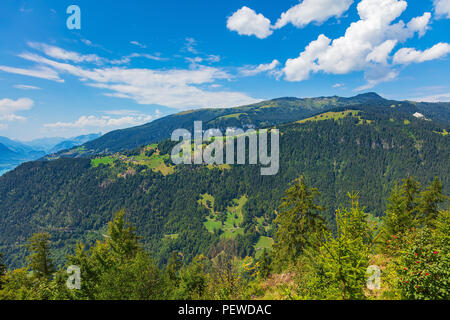 Blick von der Harderkulm im Sommer. Die Harderkulm, auch als Harder Kulm, ist ein Gipfel des Mt. Härter, mit Blick auf die Städte Interlaken ein Stockfoto