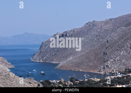 Griechenland, auf die Insel Symi. Der Blick von der Stadt auf die geschützten Hafen von Päd. Stockfoto