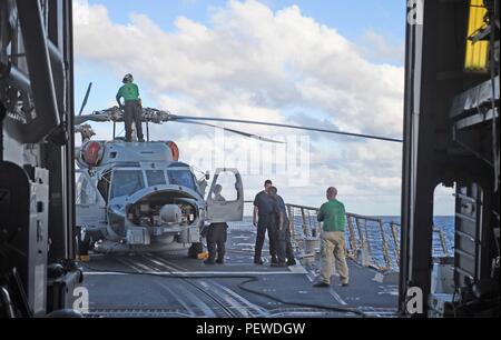 160204-N-KM 939-573 PAZIFISCHEN OZEAN (Feb. 04, 2016) - Luft Besatzungsmitglieder arbeiten an einem MH-60R Seahawk auf dem Flugdeck der geführten Anti-raketen-Zerstörer USS Stockdale (DDG106). Eine Bekämpfung - bereit Kraft kollektiven maritime Interessen zu schützen, Stockdale, Stennis Streik Gruppe zugeordnet ist, arbeitet als Teil der Großen Grüne Flotte in regelmäßigen Western Pacific Bereitstellung. (U.S. Marine Foto von Mass Communication Specialist 3. Klasse David A. Cox/Freigegeben) Stockfoto