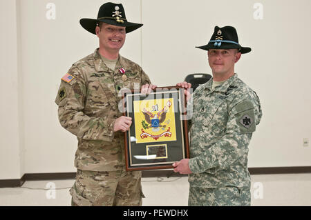 Oberstleutnant Robert Walter (links), von Stillwater, Oklahoma, ist mit einem Gerahmten Kopie der Farben von den Soldaten der 1. Staffel präsentiert, 180 Cavalry Regiment, 45th Infantry Brigade Combat Team, während einer Zeremonie sein Ende zu Ehren als Kommandeur der Einheit in McAlester, Oklahoma, Feb 6. (Foto von SPC. Brianna Rhodes, 45th Infantry Brigade Combat Team) Stockfoto