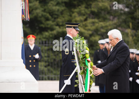 Der italienische Präsident Sergio Mattarella legt einen Kranz am Grab des Unbekannten Soldaten in Arlington National Cemetery, Feb 7, 2016 in Arlington, Virginia. Im Anschluss an die Kranzniederlegung, Mattarella tourte das Memorial Anzeige Zimmer. (U.S. Armee Foto von Rachel Larue/Arlington National Cemetery/Freigegeben) Stockfoto