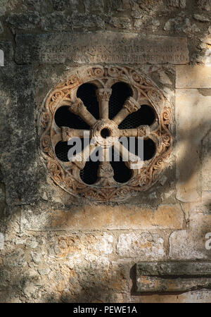 Steinrosenfenster der Kirche San Pellegrino in Bominaco. Bominaco, Provinz L'Aquila, Abruzzen, Italien, Europa Stockfoto