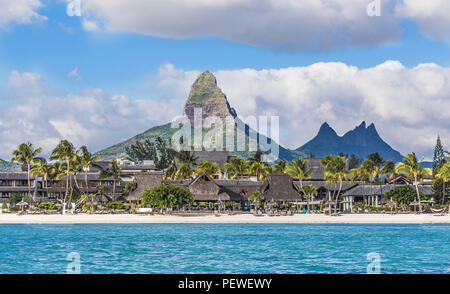 Flic en Flac Beach mit Piton de la Petite Riviere Noire Mauritius. Stockfoto