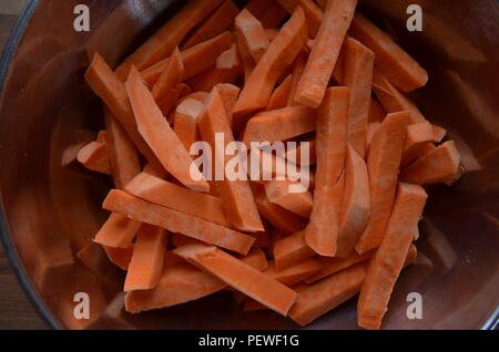 Handcut orange Süßkartoffel frites in eine silberne Schale Stockfoto