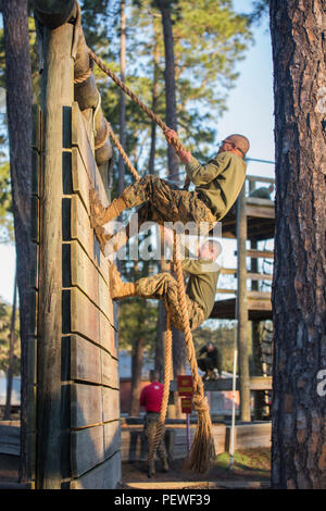 Rekruten aus Platoon 1025, Alpha Company, 1. Rekrut Training Battalion, klettern am 8. Februar 2016 im Marine Corps Recruit Depot Parris Island, South Carolina. Der Kurs mit 15 Hindernissen entwickelt Balance, Koordination, geistige Stärke und körperliche Kraft. Diese Übung ist Teil des 13-wöchigen Schulungsprogramms für Rekruten, bei dem jährlich etwa 19.000 Rekruten auf den Titel der United States Marine vorbereitet werden. Alpha Company ist für den 15. April 2016 geplant. Stockfoto