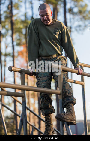 Ein Rekrut des Marine Corps von Platoon 1025, Alpha Company, 1. Rekrut Training Battalion, schimmisiert am 8. Februar 2016 über ein Hindernis auf Parris Island, South Carolina. Der Kurs besteht aus 15 Hindernissen, die darauf abzielen, mentale und körperliche Fähigkeiten zu stärken, die Koordination zu verbessern und das Gleichgewicht zu verbessern. Das 13-wöchige Trainingsprogramm bereitet jährlich etwa 19.000 Rekruten auf die Bildung von United States Marines vor. Alpha Company wird am 15. April 2016 ihren Abschluss abschließen. Stockfoto