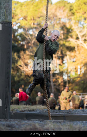 Ein Rekrut des Marine Corps von Platoon 1026, Alpha Company, 1. Rekrut Training Battalion, schwingt am 8. Februar 2016 über ein Hindernis auf Parris Island, South Carolina. Der Kurs mit 15 Hindernissen baut mentale Belastbarkeit, körperliche Kraft, Koordination und Gleichgewicht auf. Die Aktivität ist Teil des 13-wöchigen Schulungsprogramms für Rekruten, bei dem jährlich etwa 19.000 Rekruten auf die Ausbildung zu United States Marines vorbereitet werden. Alpha Company wird am 15. April 2016 ihren Abschluss abschließen. Stockfoto