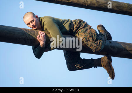 Ein Rekrut aus Platoon 1024, Alpha Company, 1. Rekrut-Training-Bataillon, klettert am 8. Februar 2016 über ein Hindernis im Marine Corps Recruit Depot Parris Island, South Carolina. Der Kurs mit 15 Hindernissen ist darauf ausgelegt, mentale Belastbarkeit, körperliche Kraft, Koordination und Gleichgewicht zu verbessern. Dies ist Teil des 13-wöchigen Trainingsprogramms, das jährlich etwa 19.000 Rekruten auf die Ausbildung zu den United States Marines vorbereitet. Alpha Company wird am 15. April 2016 ihren Abschluss abschließen. Stockfoto