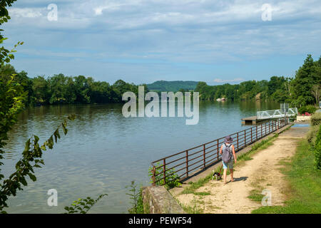 Saint-Sylvestre-sur-Lot, Lot-et-Garonne, Frankreich - 9. Juni 2018: Auf der Suche den Fluss Lot im frühen Sommer Sonnenschein bei Saint Sylvestre sur Lot, Lot-et-Garonne, Frankreich. Stockfoto