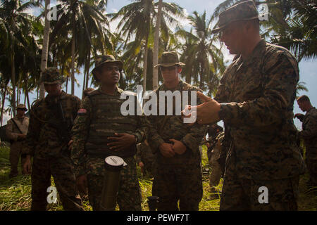 Us Marine Corps Sgt. Keegan Mooney, Recht, ein Abschnitt Leader mit 2Nd Battalion, 4th Marine Regiment, erläutert die Funktionen des M224 60 mm Mörser System ein malaysischer Soldat bei der Landung Kraft Zusammenarbeit flott Bereitschaft und Weiterbildung (LF KARAT) 2015 Tanduo Strand, Sabah, Malaysia, 15 August, 2015. LF CARAT ist dazu gedacht, zu stärken, die die Interoperabilität der amphibischen Planung und Betrieb und die zentralen Fähigkeiten zwischen den Vereinigten Staaten und den Ländern Indonesien, Malaysia und Thailand. (U.S. Marine Corps Foto von MCIPAC bekämpfen Kamera Lance Cpl. Sergio RamirezRomer Stockfoto