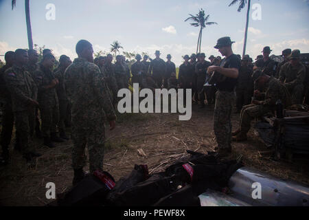 Us Marine Corps Sgt. Garrett Spino, Recht, ein truppführer mit Golf Company, 2nd Battalion, 4th Marine Regiment, zeigt verschiedene Schutzmaßnahmen riot Ausrüstung zu Malaysischen Soldaten während der Landung Kraft Zusammenarbeit flott Bereitschaft und Weiterbildung (LF KARAT) 2015 Tanduo Strand, Sabah, Malaysia, Nov. 16, 2015. LF CARAT ist dazu gedacht, zu stärken, die die Interoperabilität der amphibischen Planung und Betrieb und die zentralen Fähigkeiten zwischen den Vereinigten Staaten und den Ländern Indonesien, Malaysia und Thailand. (U.S. Marine Corps Foto von MCIPAC bekämpfen Kamera Lance Cpl. Sergio RamirezRomero/Rele Stockfoto