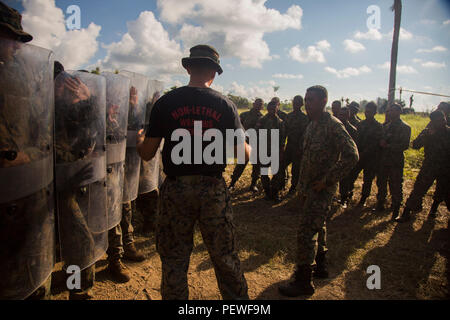 Us Marine Corps Sgt. Garrett Spino, Links, einem truppführer mit Golf Company, 2nd Battalion, 4th Marine Regiment, beauftragt die malaysischen Soldaten auf, wie man richtig die Form als ein Aufstand der Steuereinheit während der Landung Kraft Zusammenarbeit flott Bereitschaft und Weiterbildung (LF KARAT) 2015 Tanduo Strand, Sabah, Malaysia, Nov. 16, 2015. LF CARAT ist dazu gedacht, zu stärken, die die Interoperabilität der amphibischen Planung und Betrieb und die zentralen Fähigkeiten zwischen den Vereinigten Staaten und den Ländern Indonesien, Malaysia und Thailand. (U.S. Marine Corps Foto von MCIPAC bekämpfen Kamera Lance Cpl. Sergio Ra Stockfoto