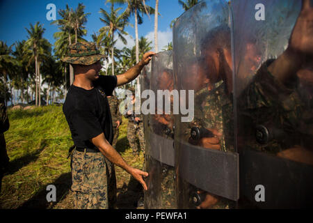 Us Marine Corps Sgt. Garrett Spino, Links, einem truppführer mit Golf Company, 2nd Battalion, 4th Marine Regiment, die malaysischen Soldaten, während die Durchführung von verschiedenen Formationen als Riot Steuereinheit während der Landung Kraft Zusammenarbeit flott Bereitschaft und Weiterbildung (LF KARAT) 2015 Tanduo Strand, Sabah, Malaysia, Nov. 16, 2015. LF CARAT ist dazu gedacht, zu stärken, die die Interoperabilität der amphibischen Planung und Betrieb und die zentralen Fähigkeiten zwischen den Vereinigten Staaten und den Ländern Indonesien, Malaysia und Thailand. (U.S. Marine Corps Foto von MCIPAC bekämpfen Kamera Lance Cpl. Ser Stockfoto