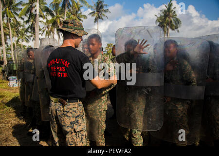 Us Marine Corps Sgt. Garrett Spino, Links, einem truppführer mit Golf Company, 2nd Battalion, 4th Marine Regiment, die malaysischen Soldaten, während die Durchführung von verschiedenen Formationen als Riot Steuereinheit während der Landung Kraft Zusammenarbeit flott Bereitschaft und Weiterbildung (LF KARAT) 2015 Tanduo Strand, Sabah, Malaysia, Nov. 16, 2015. LF CARAT ist dazu gedacht, zu stärken, die die Interoperabilität der amphibischen Planung und Betrieb und die zentralen Fähigkeiten zwischen den Vereinigten Staaten und den Ländern Indonesien, Malaysia und Thailand. (U.S. Marine Corps Foto von MCIPAC bekämpfen Kamera Lance Cpl. Ser Stockfoto