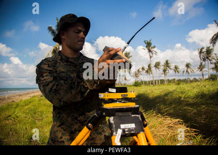 Us Marine Corps Sgt. Gonzalo Sanz, einem vermessungsamt Chief mit 3D Intelligenz Bataillon, 3D Marine Division, eine geodätische Empfänger während der Landung Kraft Zusammenarbeit flott Bereitschaft und Weiterbildung (LF KARAT) 2015 Tanduo Strand, Sabah, Malaysia, Nov. 16, 2015. LF CARAT ist dazu gedacht, zu stärken, die die Interoperabilität der amphibischen Planung und Betrieb und die zentralen Fähigkeiten zwischen den Vereinigten Staaten und den Ländern Indonesien, Malaysia und Thailand. (U.S. Marine Corps Foto von MCIPAC bekämpfen Kamera Lance Cpl. Sergio RamirezRomero/Freigegeben) Stockfoto