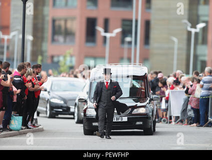 Der Trauerzug mit dem Sarg von Barry Glucksen, 73, (real Name Barry Elliott) kommt an der New York Stadium, Rotherham, für sein Begräbnis nach seinem Tod am Sonntag, August 5. Stockfoto