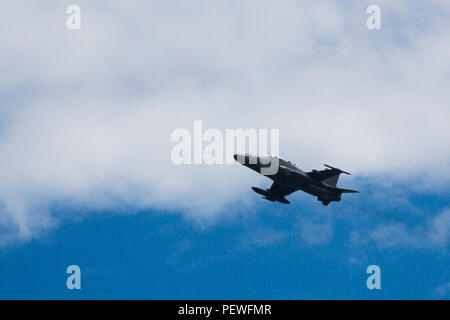 Eine malaysische Hawker überfliegt Tanduo Strand beginnend einen gemeinsame simulierten amphibischen Angriff mit US-Marines mit 2. Bataillon, 4. Marineregiment und malaysischen Soldaten während der Landung Kraft Zusammenarbeit flott Bereitschaft und Training (LF Karat) 2015 am Tanduo Strand, Osten Sabah, Malaysia, 19. August 2015. LF-Karat soll zu stärken, die Interoperabilität bei der amphibischen Planung zu erhöhen und Operationen und die Kernkompetenz setzt zwischen den Vereinigten Staaten und die Nationen von Indonesien, Malaysia und Thailand. (Foto: U.S. Marine Corps MCIPAC Bekämpfung der Kamera Lance Cpl. Sergio RamirezRomero/freigegeben) Stockfoto