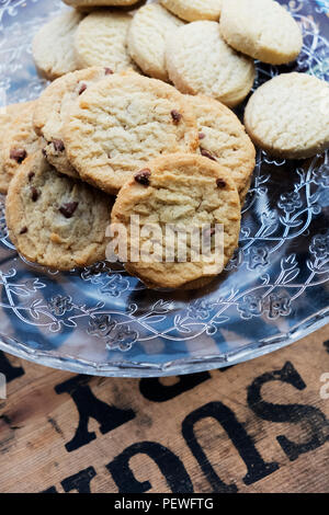 Hohen Winkel in der Nähe von Chocolate Chip Cookies auf einer Glasplatte. Stockfoto