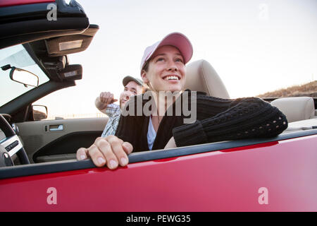 Kaukasische Paar in ihren Sport Auto Cabrio. Stockfoto