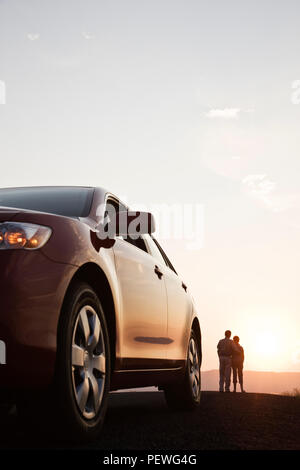 Senior Paar gerade ein Sonnenuntergang von einem Rastplatz auf einem Road Trip im Osten Washington State, USA. Stockfoto