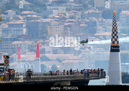 Porto, Portugal, September 1, 2017: Red Bull Air Race. Tag der Ausbildung. Flugzeug Manövrieren über den Fluss Douro die Stadt Vila Nova de Gaia in Th Stockfoto