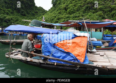 Cua Van, Vietnam. 01 Aug, 2018. Ein Mann ruht in seinem Boot am Cua Van schwimmenden Dorf, in der Halong Bay, Vietnam. Cua Van ist die größte schwimmende Dorf in der Halong Bucht, mit einer Bevölkerung von rund 600 Personen, die vor allem durch die Fischerei. Credit: Jorge Sanz/Pacific Press/Alamy leben Nachrichten Stockfoto