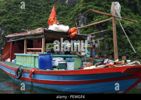 Cua Van, Vietnam. 01 Aug, 2018. Ein Mann ruht in seinem Schiff an der Cua Van schwimmenden Dorf, in der Halong Bay, Vietnam. Cua Van ist die größte schwimmende Dorf in der Halong Bucht, mit einer Bevölkerung von rund 600 Personen, die vor allem durch die Fischerei. Credit: Jorge Sanz/Pacific Press/Alamy leben Nachrichten Stockfoto