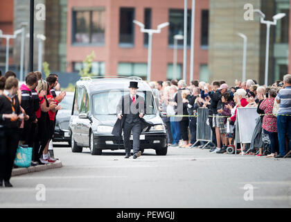 Der Trauerzug mit dem Sarg von Barry Glucksen, 73, (real Name Barry Elliott) kommt an der New York Stadium, Rotherham, für sein Begräbnis nach seinem Tod am Sonntag, August 5. Stockfoto