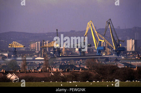 Newcastle. Wände Ende Bereich Swan Hunter Werften und Krane in 1985 und den Fluss Tyne. Stockfoto