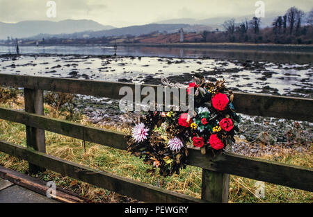 Warrenpoint Bombing Memorial Blumen, Warrenpoint Nordirland 1985 Der warrenpoint Hinterhalt oder engen Wasser Hinterhalt (auch die 'Warrenpoint Massaker'] genannt" und "schmalen Wasser Massaker' war ein Guerrilla angriff der Provisional Irish Republican Army (IRA) am 27. August 1979. Der IRA South Armagh Brigade in einen Hinterhalt der Britischen Armee mit zwei großen Straßenrand auf engen Wasser Schloss (in der Nähe von Warrenpoint) in Nordirland. Die erste Bombe war in einem Konvoi der britischen Armee und der zweite gezielte Verstärkungen gesendet, die mit der Incident zu beschäftigen. IRA-Mitglieder in den nahe gelegenen Wäldern versteckten behaupten auch Stockfoto