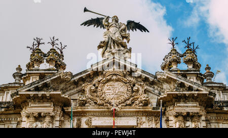 Sevilla, Spanien - 15. Juli 2018: Die Fassade der alten Königlichen Tabakfabrik in Sevilla. Jetzt ist das Gebäude Eigentum der Universität von Sevilla Stockfoto