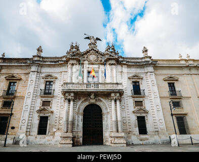 Sevilla, Spanien - 15. Juli 2018: Die Fassade der alten Königlichen Tabakfabrik in Sevilla. Jetzt ist das Gebäude Eigentum der Universität von Sevilla Stockfoto