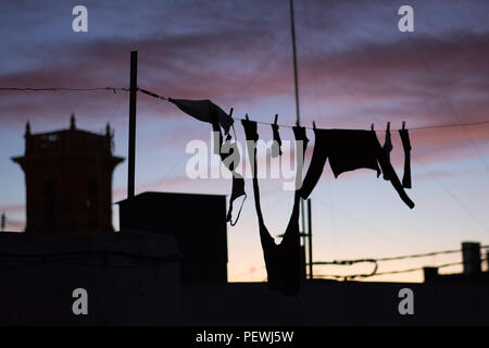 Hängende Kleidung auf einer Terrasse von Valencia. Stockfoto