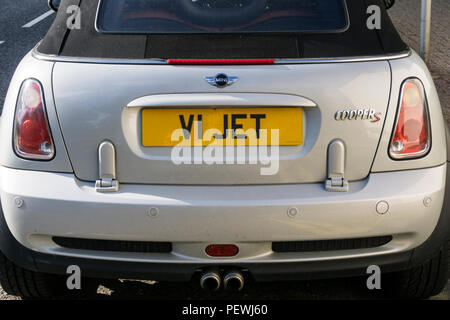Personalisiertes Nummernschild V1 JET auf einem Mini Cooper S Bürgersteig Auto. Stockfoto