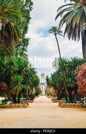 Sevilla, Spanien - 15. Juli 2018: Denkmal von Christoph Kolumbus mit der Karavelle Santa Maria zwischen zwei weissen Säulen mit einem Löwen auf der Oberseite. C Stockfoto