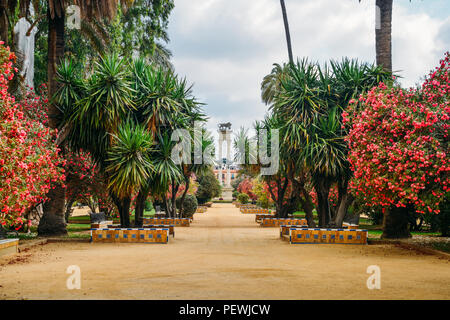 Sevilla, Spanien - 15. Juli 2018: Denkmal von Christoph Kolumbus mit der Karavelle Santa Maria zwischen zwei weissen Säulen mit einem Löwen auf der Oberseite. C Stockfoto