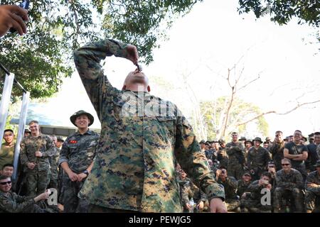 Us Marine Corps Gunnery Sgt. David Tellefsen, Operations Chief für Waffen Co., Bataillon Landung Team 1st Battalion, 5th Marines, 31 Marine Expeditionary Unit, isst ein Skorpion im Dschungel überleben Training während der Cobra Gold 2016 in Ban Chan Krem, Thailand, 13.02.2016. CG16 bietet eine gemeinsame, kombinierte Task force Gerichtsstand für alle beteiligten Nationen, um die Interoperabilität zu fördern, und die Kapazitäten kombinierte Task force Veranstaltungen durchzuführen. (U.S. Marine Corps Foto von Cpl. Darien J. Bjorndal, 31 Marine Expeditionary Unit/Freigegeben) Stockfoto