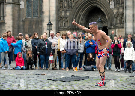 Der 'Spikeywill man of Danger' ist während des Edinburgh Festival 2018 für die Massen auf der Royal Mile zu sehen. Stockfoto