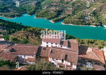 Türkisfarbenen See. Guadalest in Valencia, Spanien. Stockfoto