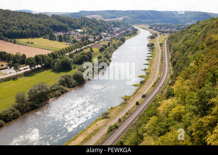 Blick von der Fußgängerbrücke über die Weser, Beverungen, Weserbergland, Nordrhein-Westfalen, Deutschland, Europa Stockfoto