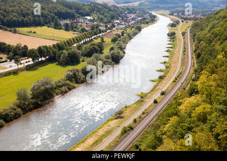 Blick von der Fußgängerbrücke über die Weser, Beverungen, Weserbergland, Nordrhein-Westfalen, Deutschland, Europa Stockfoto