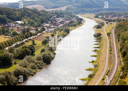 Blick von der Fußgängerbrücke über die Weser, Beverungen, Weserbergland, Nordrhein-Westfalen, Deutschland, Europa Stockfoto