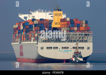 Antwerpen, Belgien - 12. März 2016: Containerschiff OOCL Singapur verlassen einen Container terminal im Hafen von Antwerpen. Stockfoto