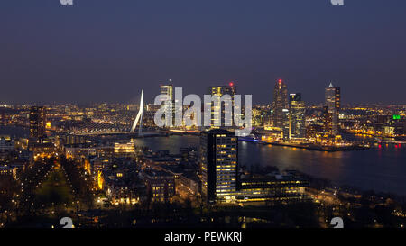 ROTTERDAM, Niederlande - 16. März 2016: Abend-Blick auf die Skyline der Stadt Rotterdam. Stockfoto