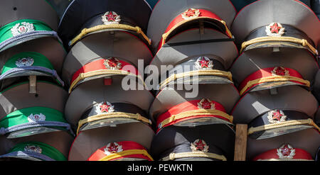 BERLIN, DEUTSCHLAND - 23. MAI 2014: Verkauf stand der Sowjetischen und DDR militaria Souvenirs in der Nähe von Checkpoint Charlie Stockfoto