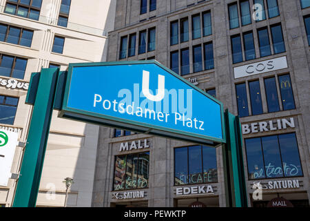 BERLIN, DEUTSCHLAND - Apr 28, 2018: Potsdamer Platz U-Zeichen in Berlin. Stockfoto