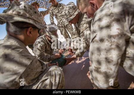 US-Marines vom Kampflogistik-Bataillon 26 und der Golf Company, Battalion Landing Team 2/6, führen am 24. Januar 2016 im Einsatzgebiet der 5. US-Flotte Sprengladungen durch und bereiten Sprengladungen vor. Die Schulung konzentriert sich auf den Umgang mit Sprengstoff, technische Aufgaben und die Koordination mit Force Recon-Einheiten. An Bord der Kearsarge Amphibious Ready Group üben Marines Abbruchtechniken, Sicherheitsprotokolle und Einsatzbereitschaft aus, um die regionale Sicherheit bei maritimen Expeditionsübungen zu unterstützen. Stockfoto