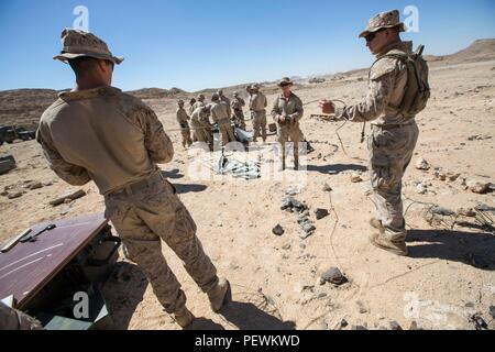 Marines vom Force Reconnaissance Platoon der Maritimen RAID Force, 26. MEU, haben am 24. Januar 2016 die Sprengschnur auf einem Abbruchstand im Gebiet der 5. US-Flotte. Die Schulung konzentriert sich auf den Umgang mit Explosivstoffen, die Verfahren zur Verletzung von Verletzungen, die Koordinierung mit CLB 26 und BLT 2/6 sowie die Einsatzbereitschaft. Die Übung wird an Bord der Kearsarge Amphibious Ready Group eingesetzt und stärkt taktische Fähigkeiten, Sicherheit und maritime Expeditionsfähigkeiten, um die regionale Sicherheit aufrechtzuerhalten. Stockfoto